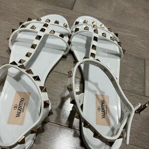 Valentino sandals great condition size 9 fits a us. Size 8
